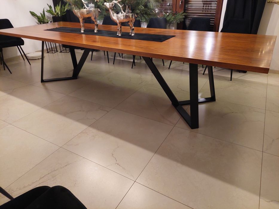 Duży stół  z krzesłami  loft