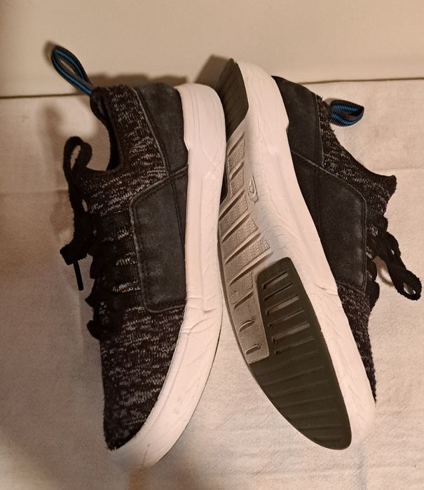 Sapatilhas T.39- Marca Quiksilver pretas . Muito leves