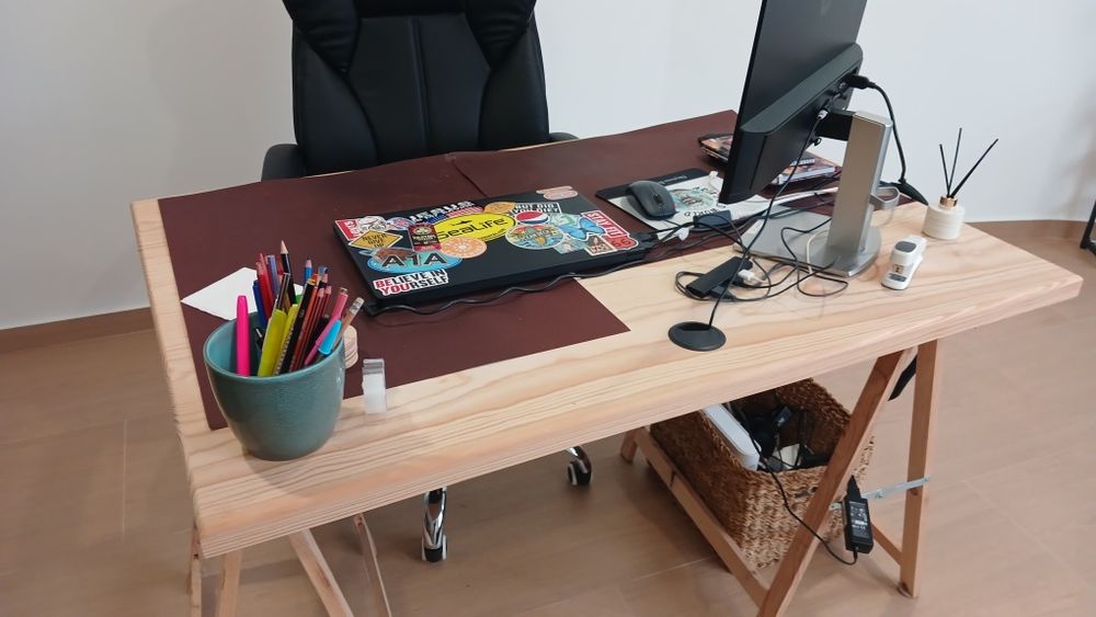 Tábua de pinho de 120×80×3cm + 2 bandejas. Paguei 160 por tábua.