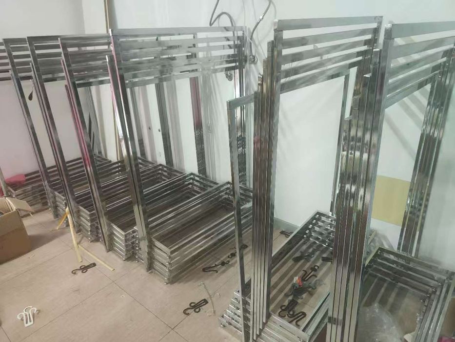 150 expositores de roupa