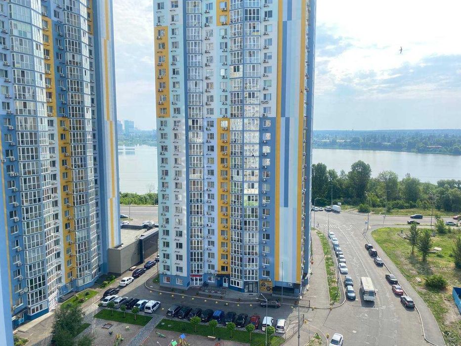 Простора 1-к  45 м²  біля метро Харківська/Позняки. Вишняківська,3