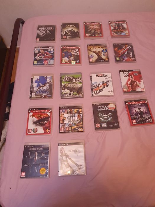 Vendo meu ps3 super slim em ótimo estado vem com um controle e todos os cabos e jogos cada jogo custa 10 euros