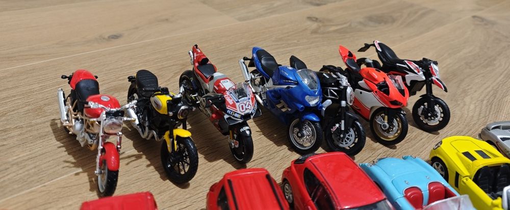 Zestaw samochodów i  motorów Welly Buurago 56 sztuk