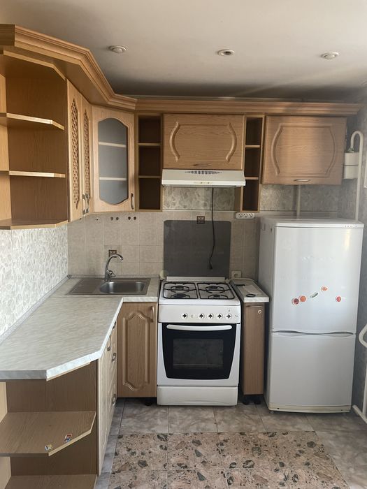 Кухня , холодильник , плита , кухонний куток , стіл