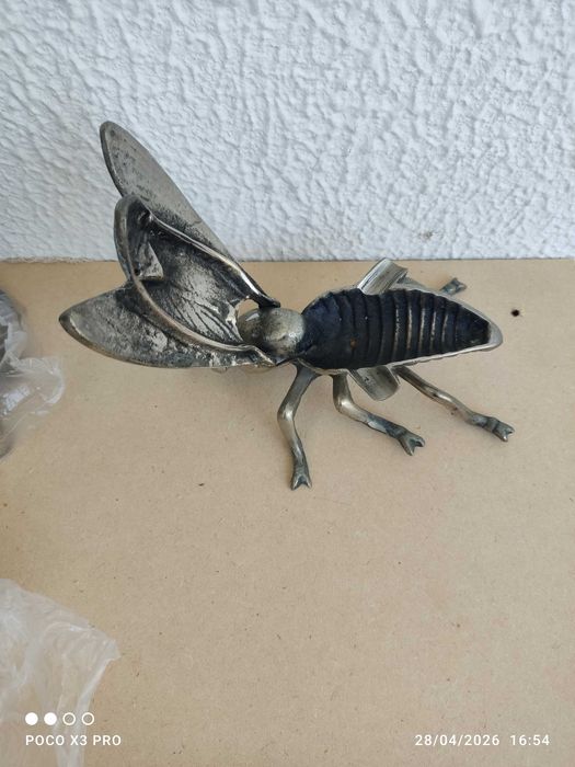 Mosca em metal abre