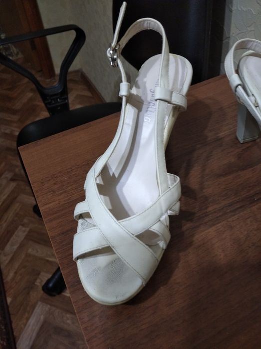 Продам босоножки кожаные