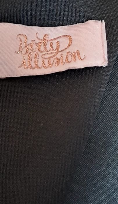 Elegancka mala czarna z koronka z przodu i blyskiem