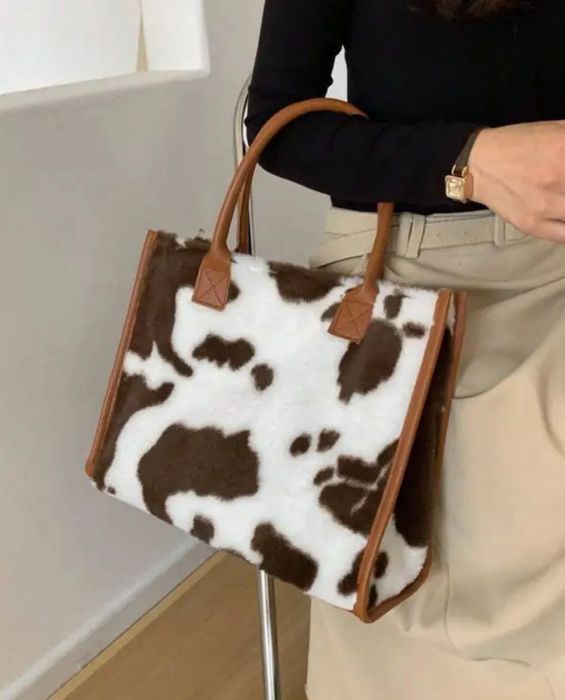 Pluszowa torebka do ręki wzór krowy futrzana w ciapy