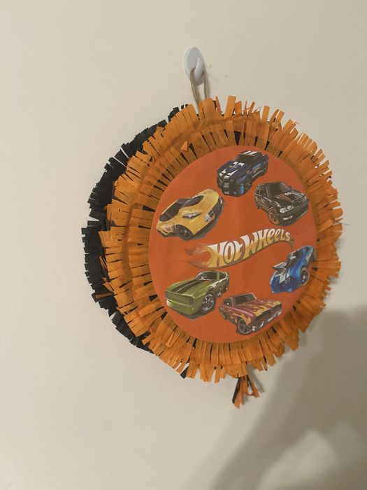 Piniata hot wheels