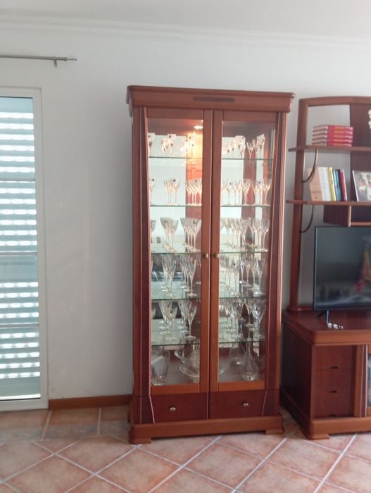 Conjunto de jantar em madeira de cerejeira