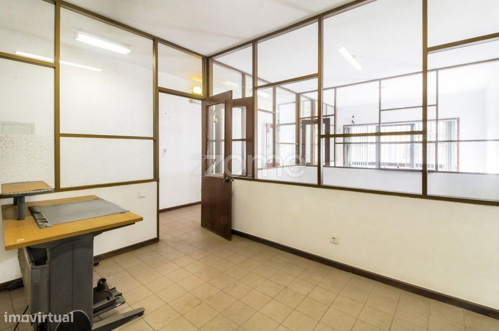Loja com 2 pisos na Rua Faria Guimarães, Porto - Para investimento