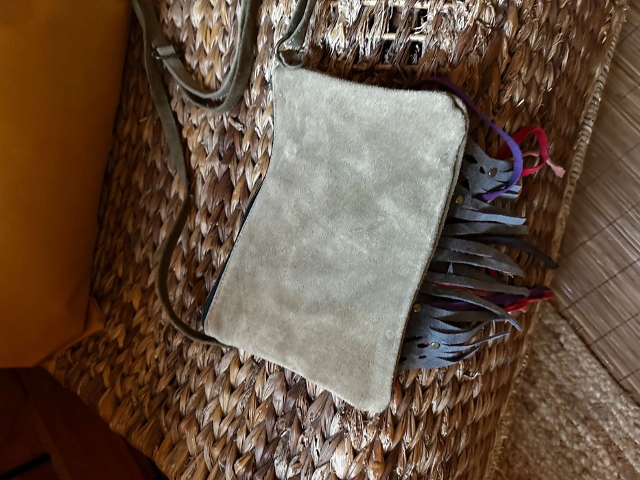 Malinha em pele com bolso interior