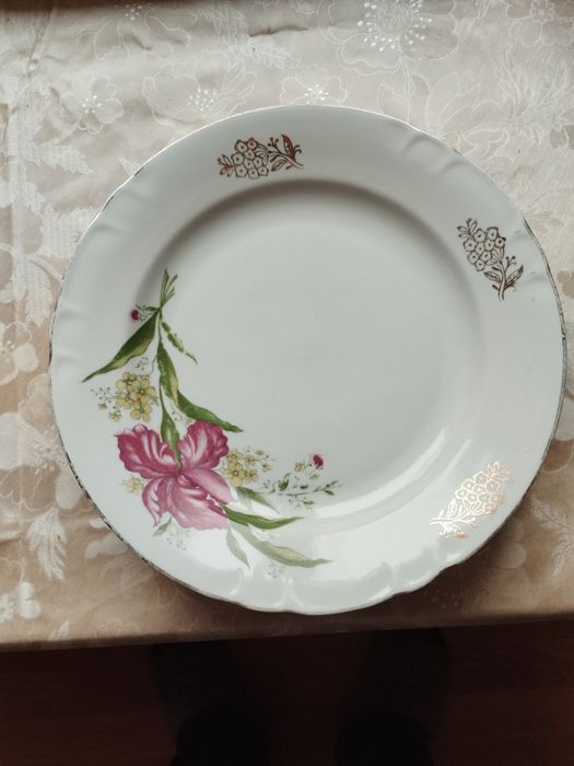 Продам тарілки глибокі і мілкі