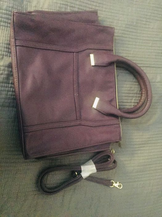 Mala roxa com cinta para pendurar ao ombro (nova)