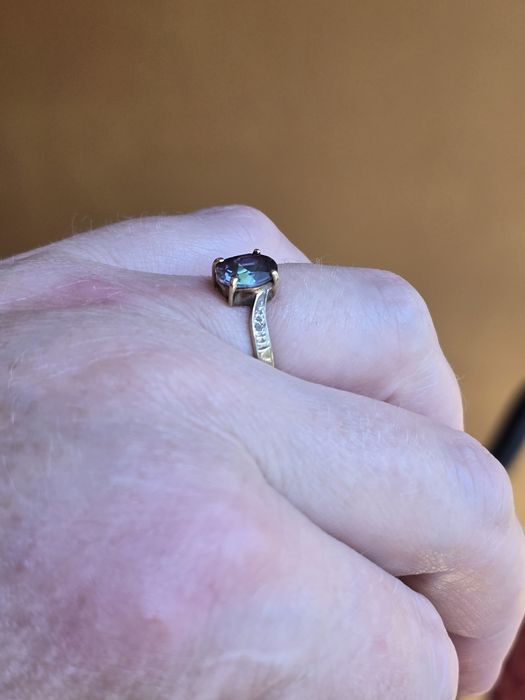 Złoty pierścionek mistyk topaz I diamenciki