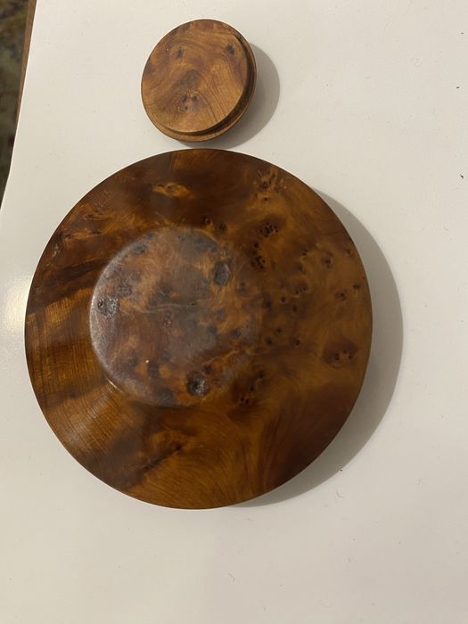 Caixa artesanal em madeira de raiz com veios naturais únicos