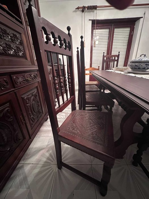 Mesa com 8 cadeiras