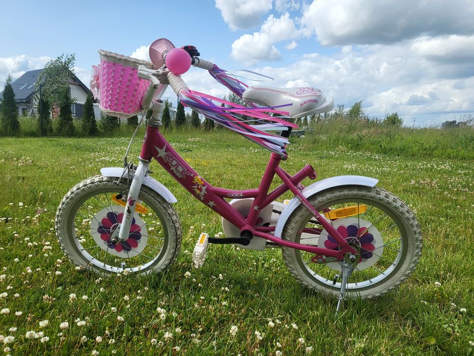 Rower dziewczęcy z koszykiem.