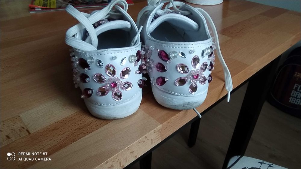 Trampki biale z kamykami 40