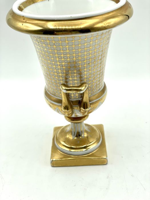 Anfora porcelana Sevres, francesa, pintada a ouro