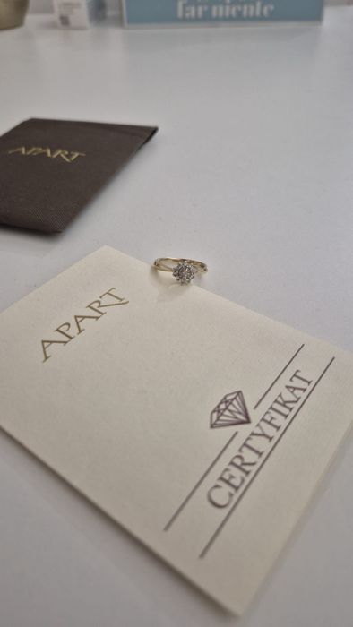 Złoty pierścionek Apart 585 diamenty