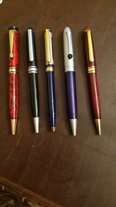 canetas de metal e plástico