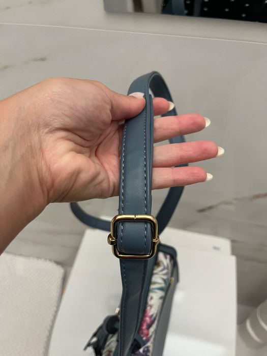 Mala azul com padrão floral como nova , da para usar na mão ou a tira-colo