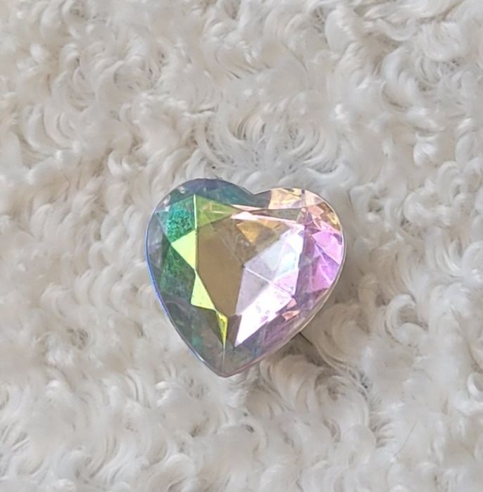 Przypinka do crocs mieniące serce