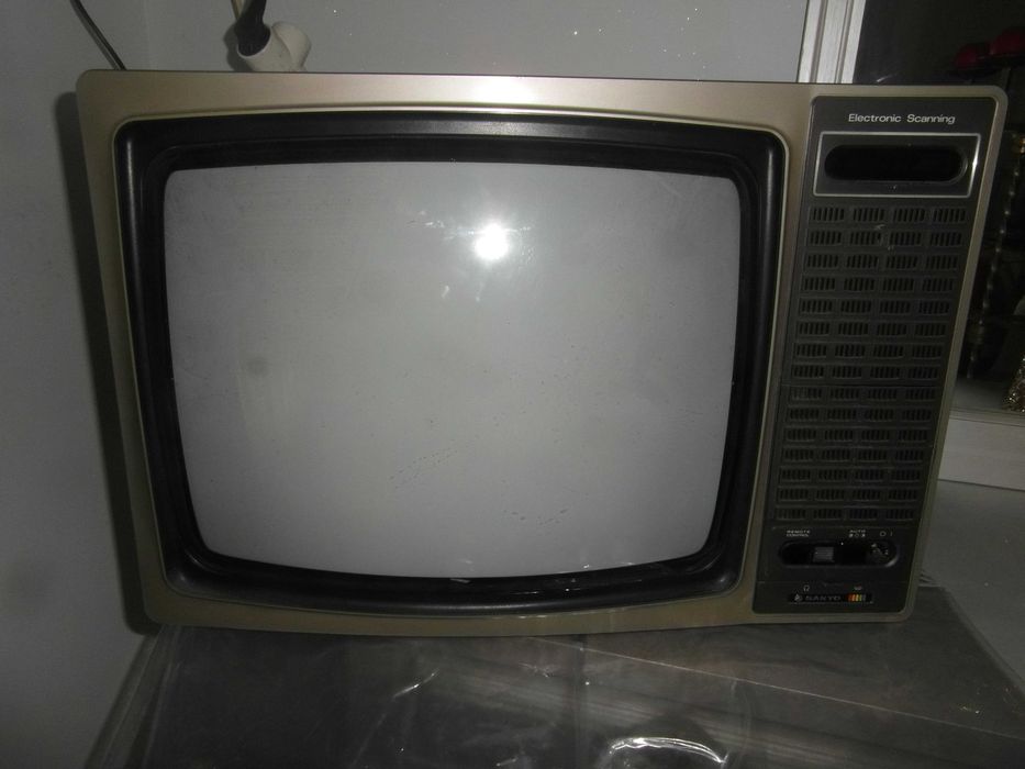 TV Sanyo antiga 63x44 cm