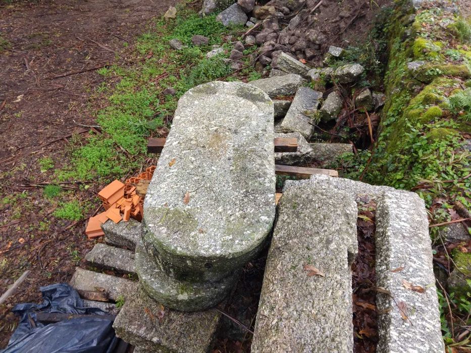 Venda de 3 Mesas de Canastro com 12 Pilares + Pedras variadas