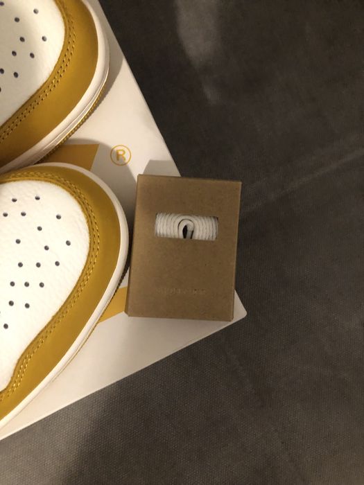 Jordan 1 retro high OG yellow orche