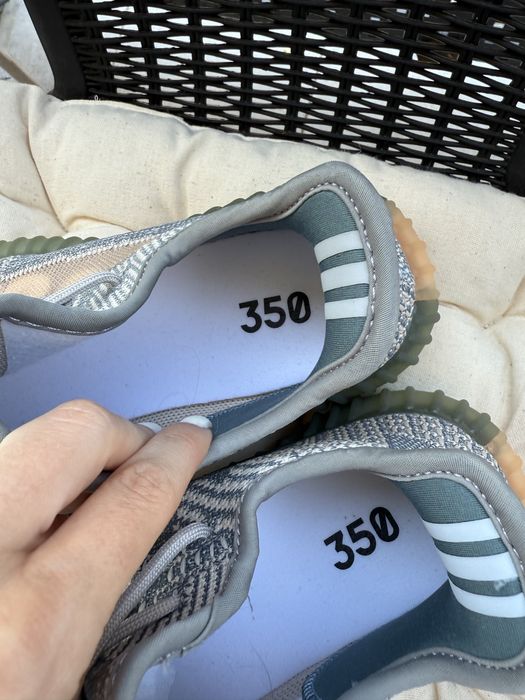 Чоловічі кросівки adidas Yeezy Boost 350 V2 нові