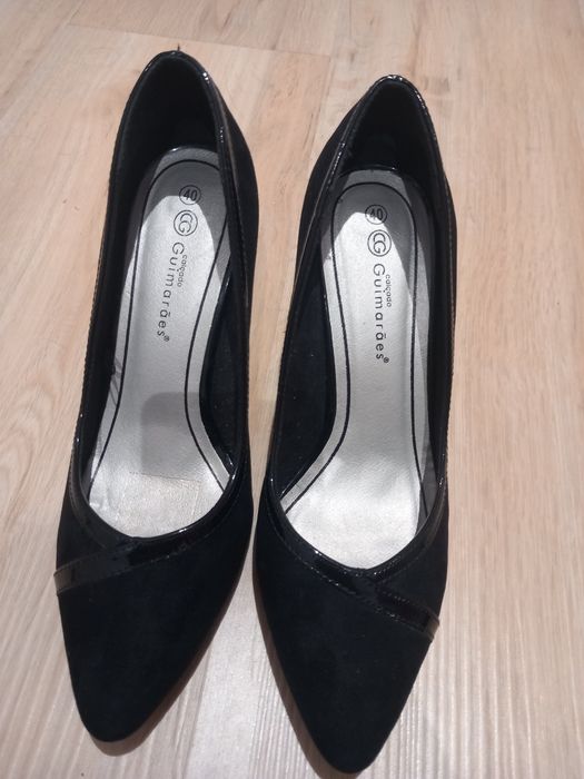 Sapatos novos pretos
