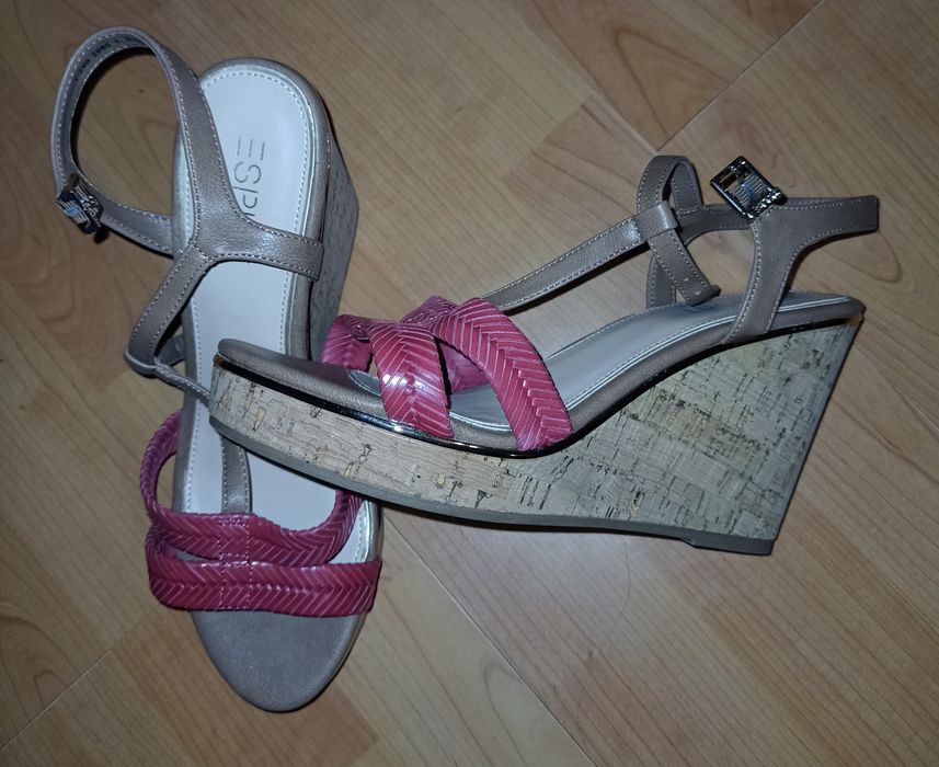 Nowe eleganckie i stylowe buty damskie rozmiar 39