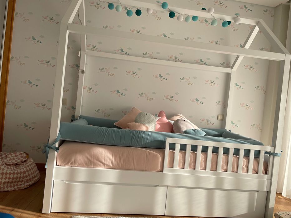 Cama casinha lacada a branco com dois gavetões de arrumação e colchão