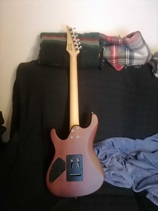 Guitarra Ibanez com seminova