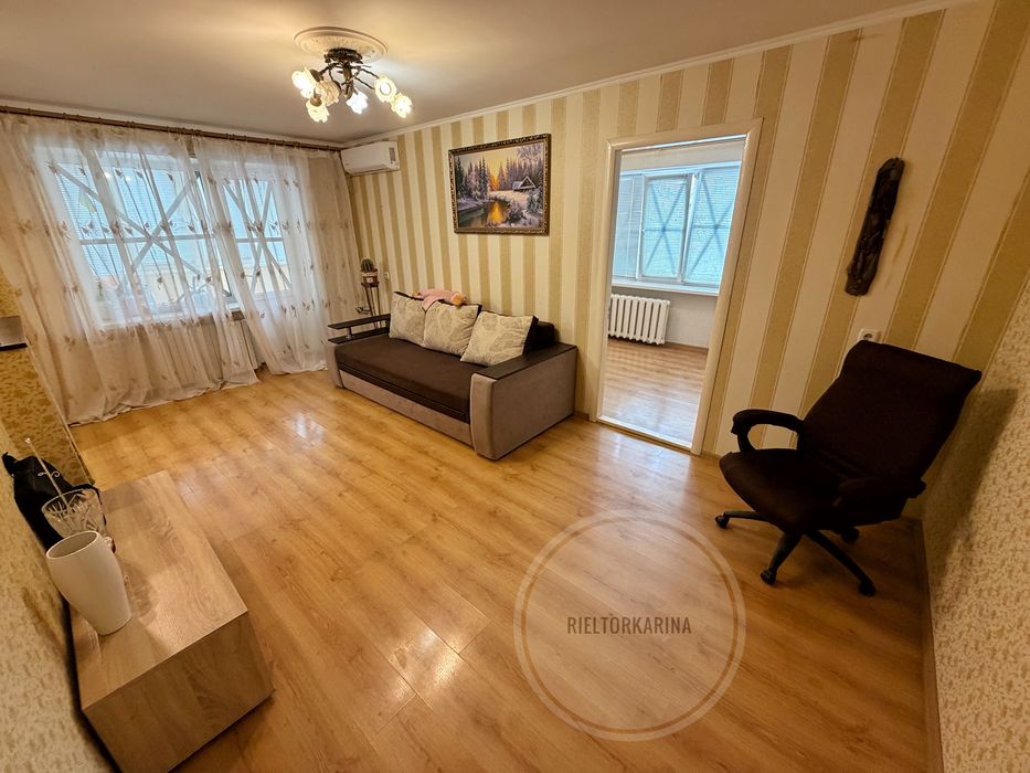 8 Березня/Яхт клуб 2к квартира в продажі на 3 поверсі з 5. З меблями