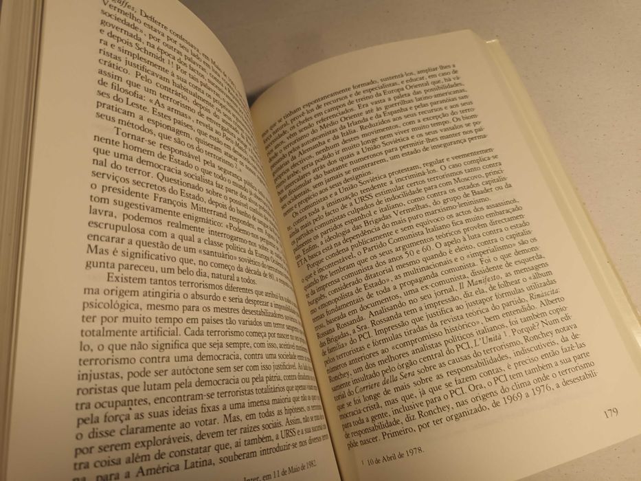"Como Acabam as Democracias" por Jean-François Revel