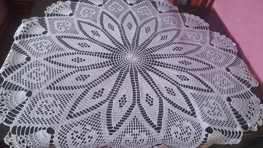 Вязана крючком скатерть