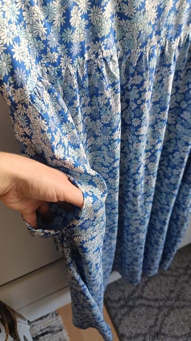 Niebieska sukienka w kwiaty.