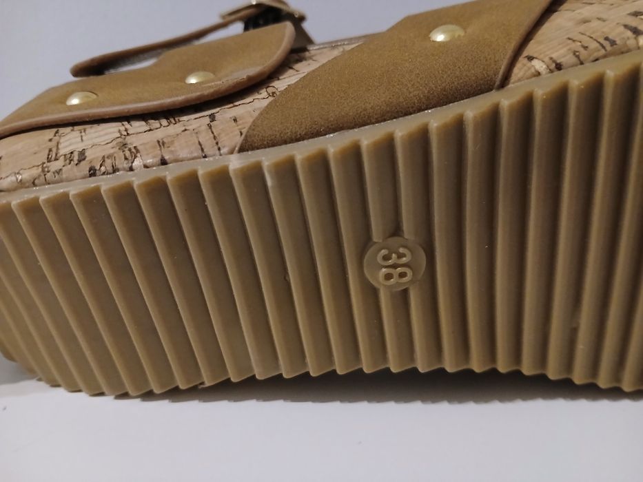 Sandálias castanho claro com tachas douradas