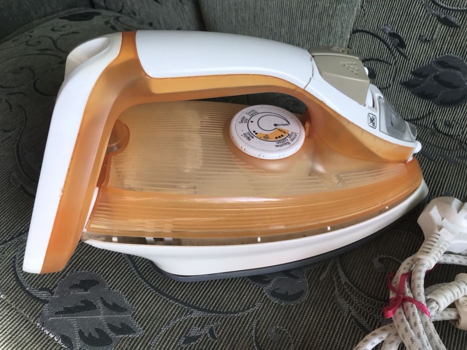 Дві праски електричні Elenberg i Tefal