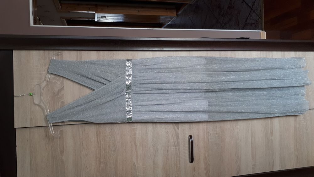 Elegancka srebrna sukienka maxi