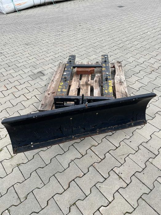 pług skrętny do śniegu mocowany do wózka widłowego