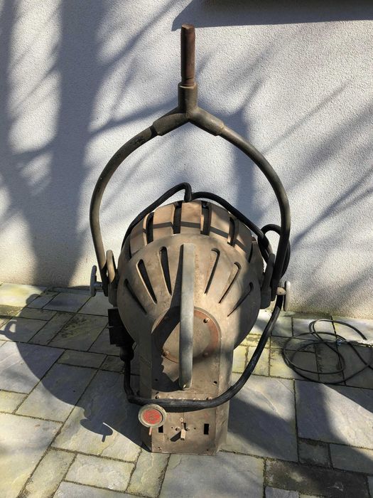 Industrialna lampa kultowej marki Hewitt Universal