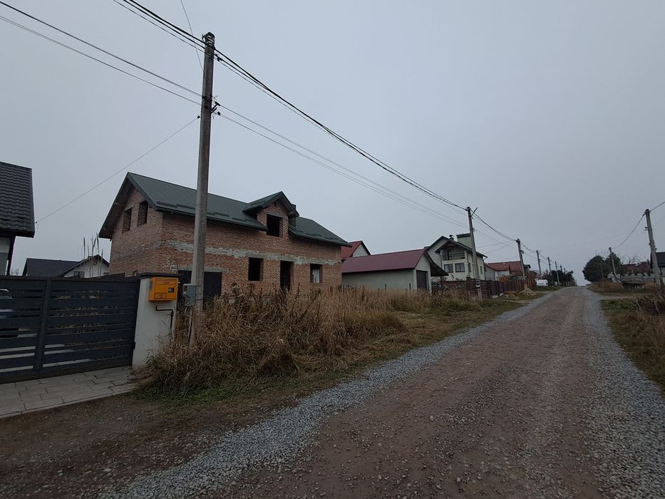 Продаж незавершеного дому з ділянкою в Пустомитах