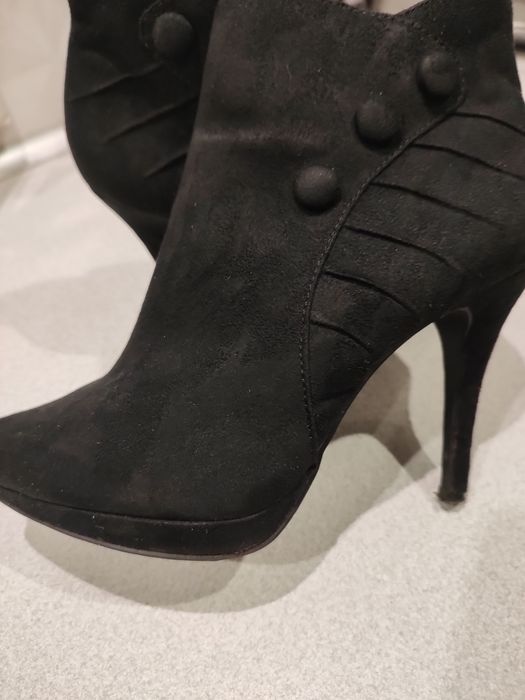 Botki do kostki czarne na obcasie