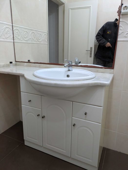 Conjunto móvel de casa de banho com lavatório e bancada em mármore