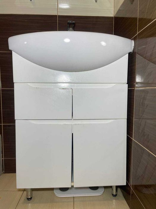 Умивальник з тумбою
