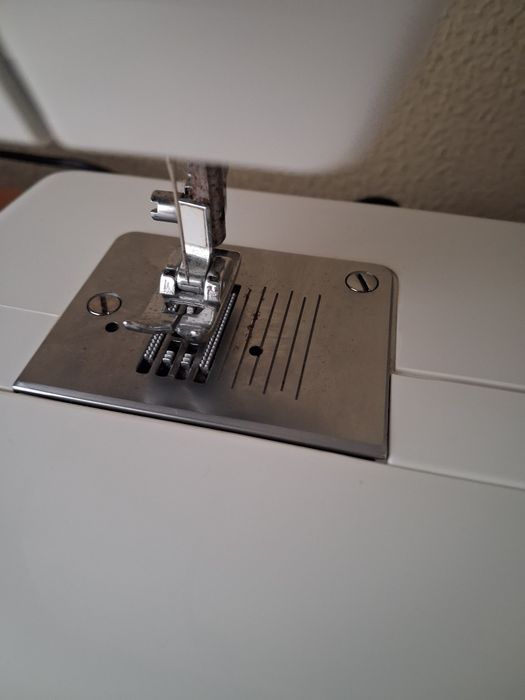 Máquina de costura elétrica